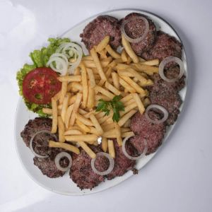 Kafta na chapa com fritas